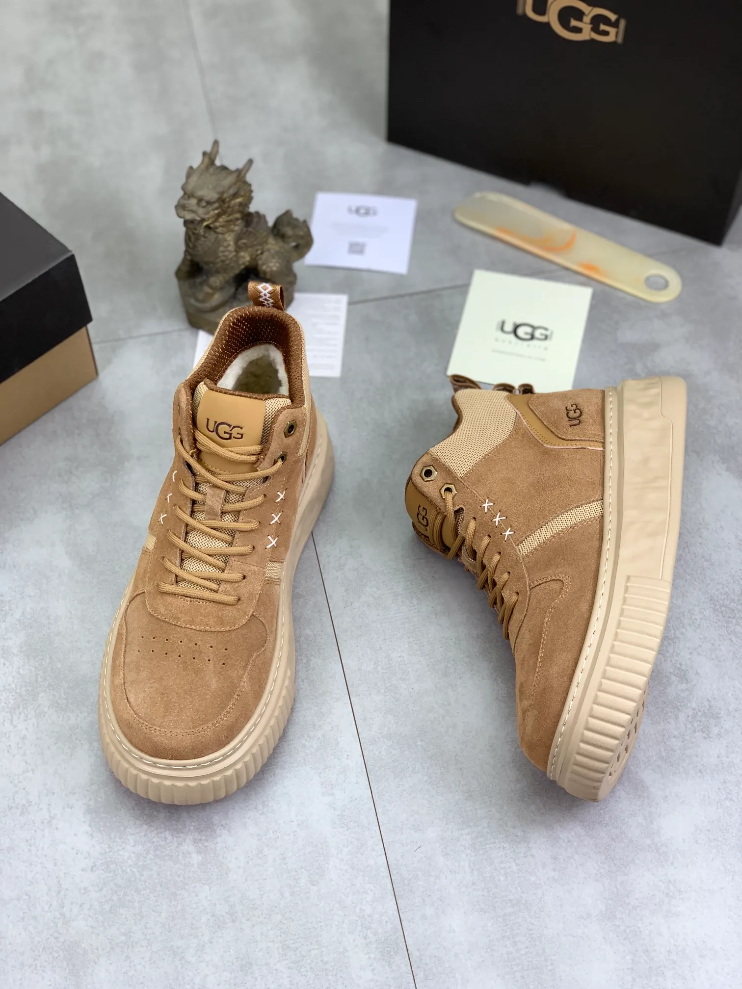 Men's shoes 💰P640 [New style] 💰 🆘 "Real wool" [UGG] 👉The popular men's shoes are synchronized with the official website 🔰The quality of the genuine products [satisfied] is not comparable to the imitations in the general market 🌀The upper is imported Italian frosted cowhide, and the lining is: foot pad 🅰️ grade 🐑Real wool👻Only Grade A can show the effect The hand feels smooth and delicate 🔱The shoe shape is grand, only genuine manufacturers can do it 🎄The perfect toughness of the original outsole 👻⬛️ allows customers to say goodbye to one-time consumption. Real wool lining, super warm. Available in black, brown and gray. Size: 39-44